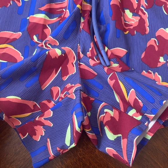 Athleta Women’s Crossroads Athletic Shorts Vibrant Design - Picture 4 of 10